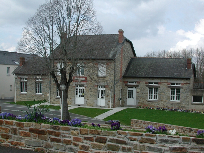 Vue générale de l'ancienne mairie-école ; Vue générale de l'ancienne mairie-école