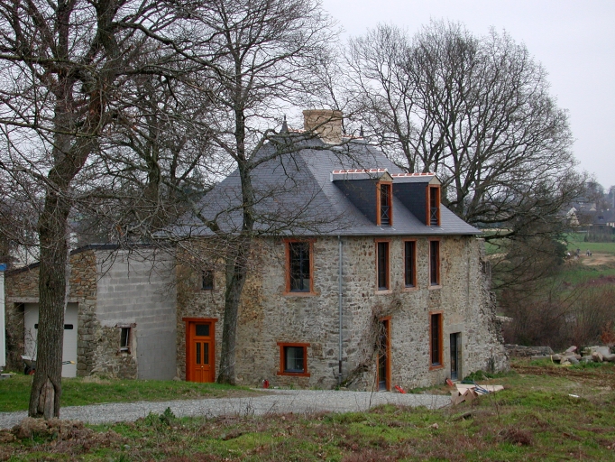 Le Vieil Eclosel, ancien manoir (Partie Est détruite) récemment restauré ; Vue générale