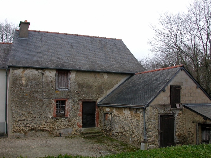 Vue générale Sud ; Monceaux, ferme actuellement maison