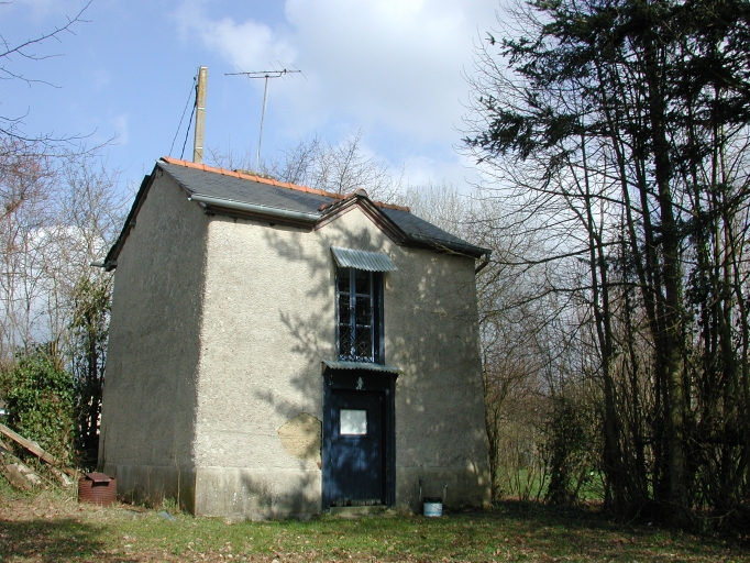 Vue générale Sud ; La Monnerie, maison en bauge (1ère moitié 19e siècle)