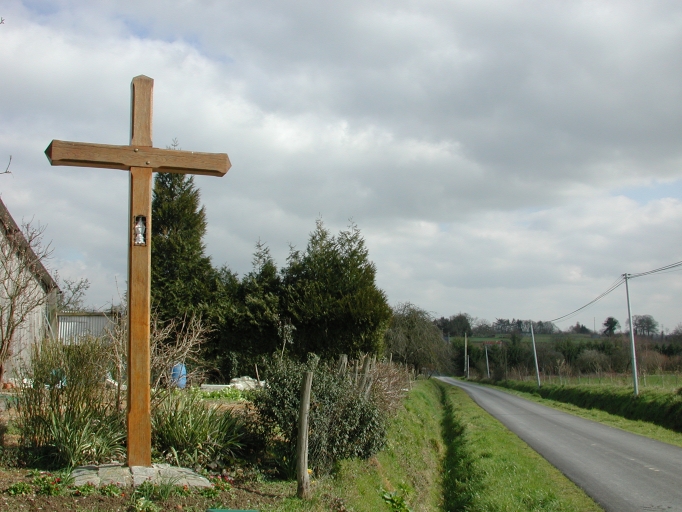 Croix de chemin en bois à la Seiche ; Vue générale