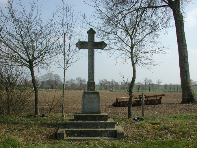 Vue générale ; Croix de mission en granite dite la Croix aux Prêtres