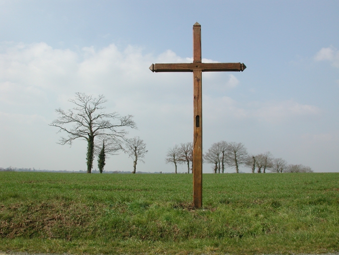 Vue générale ; Croix de chemin en bois dit du Moulin à vent anciennement croix Jacques Gicquaire