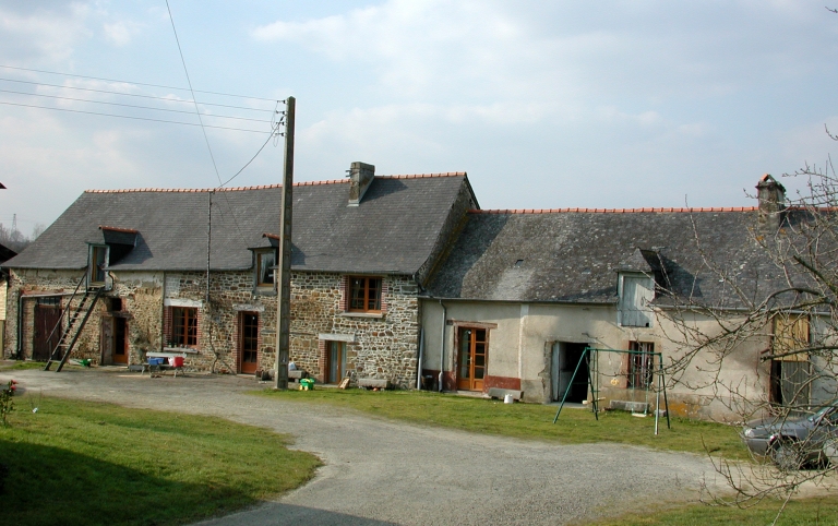 Vue générale ; La Sauvagère, ferme de type longère