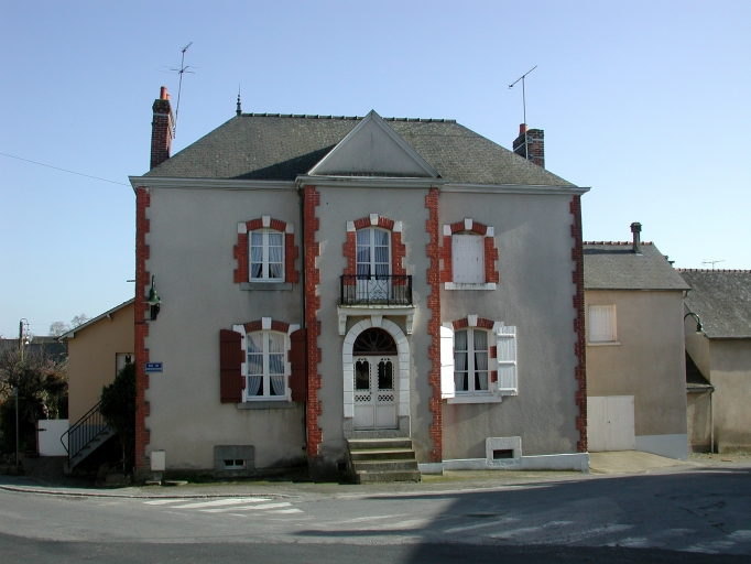 Maison : ancienne charcuterie, épicerie au n° 2 de la rue de Châteaugiron ; Vue générale