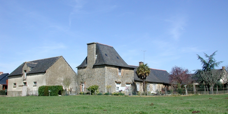 Vue générale ; Ferme actuellement maison rue de Teillac