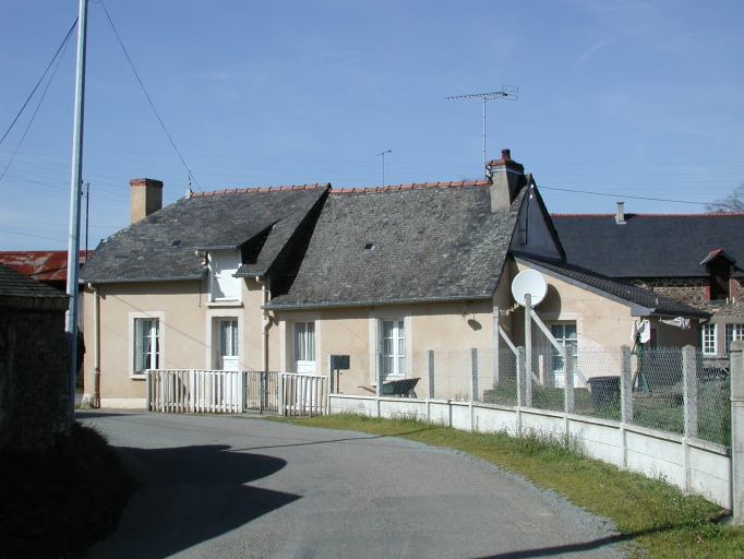 Vue générale Sud ; Le Teillac, alignement de deux maisons