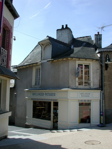 Vue générale depuis la place de l'Eglise ; Maison à boutique, actuellement boulangerie (18e siècle)