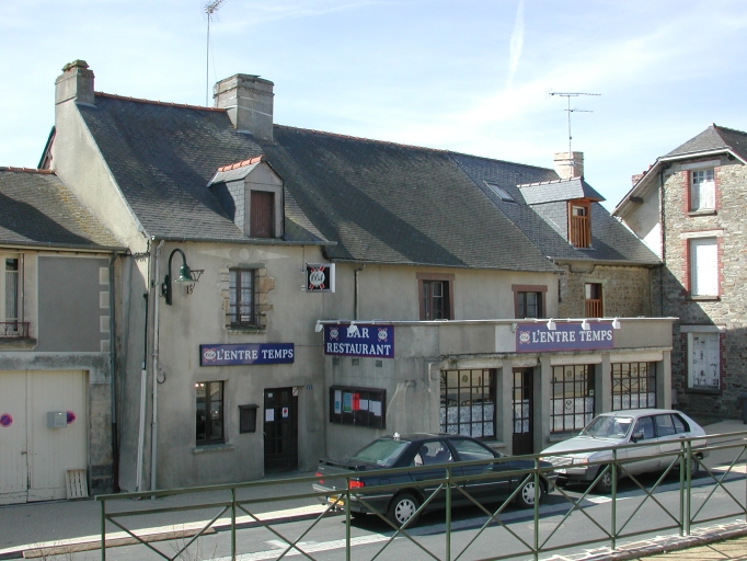 Vue générale depuis la place de l'Eglise ; Commerces, place de l'Eglise