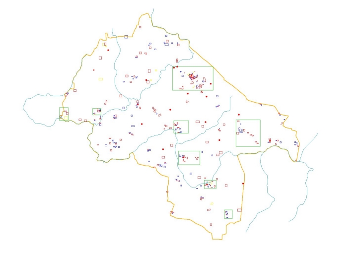 En bleu, les maisons et fermes simplement cartographiées ; En rouge, les maisons et les fermes documentées