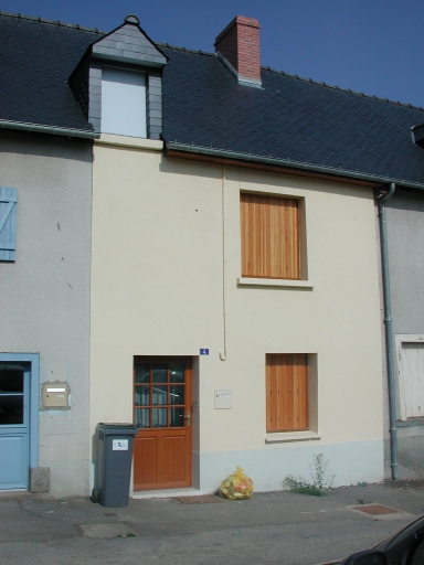 Maison élémentaire à une pièce (façade sur rue)