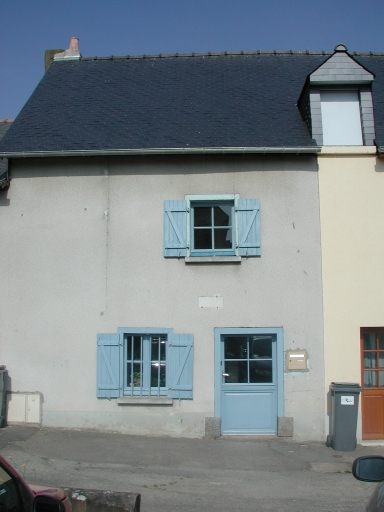 Maison élémentaire à une pièce (façade sur rue)