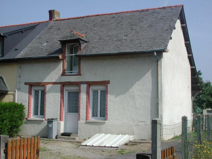 Maison à deux pièces (façade sur rue)
