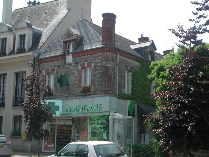Façade sur rue ; Maison à boutique, ancien café, 16 place de l'Hôtel de Ville
