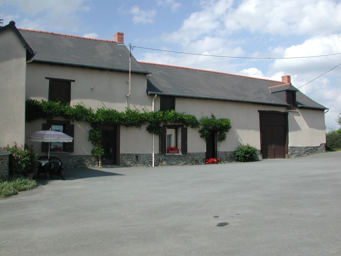 Le logis du 17e siècle, le second logis avec l'écurie et la grange