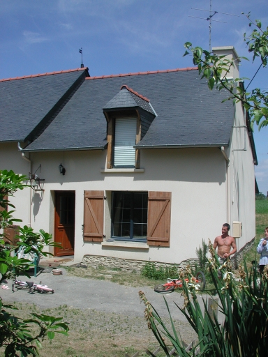 Maison élémentaire à une pièce (façade principale)