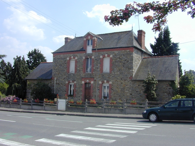 Vue générale de la façade sur rue de la maison ; Maison de type ternaire en gès, 11 avenue du Général de Gaulle (1914)