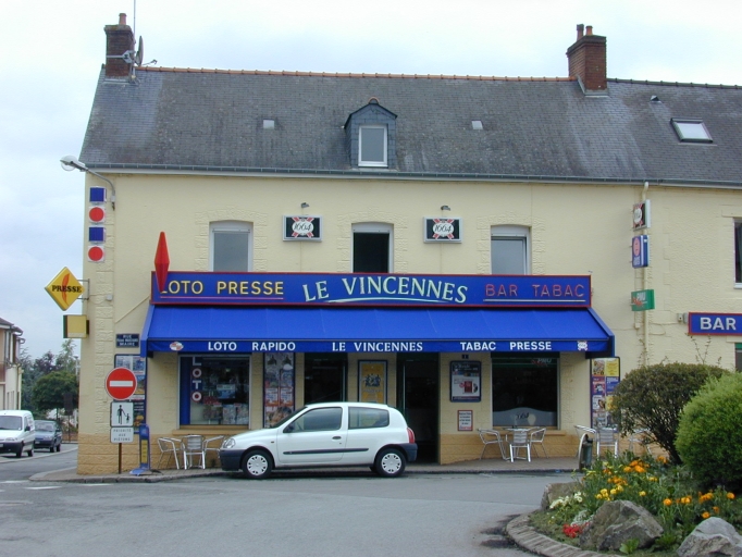 Vue générale de la façade antérieure du commerce