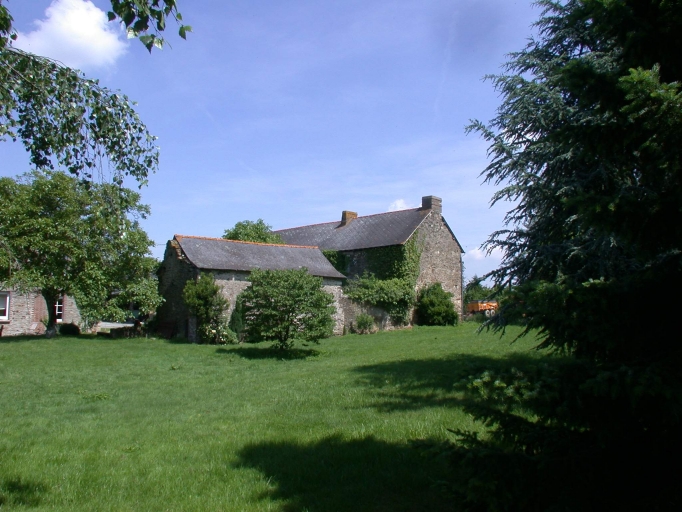 Vue générale du manoir et d'une partie de l'enclos ; Gosne, manoir du 16e siècle