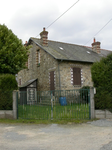 Vue générale nord-ouest ; Vue générale de la maison située au sud-est de la cité