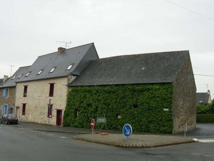 Vue générale ; Maison dans le bourg 