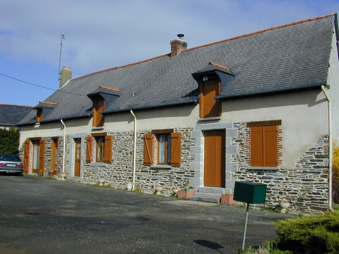 Le logis et des anciennes dépendances