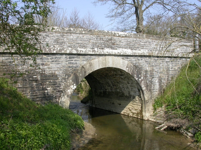 Vue générale est ; Pont situé près de la chapelle Notre-Dame-de-la-Rivière
