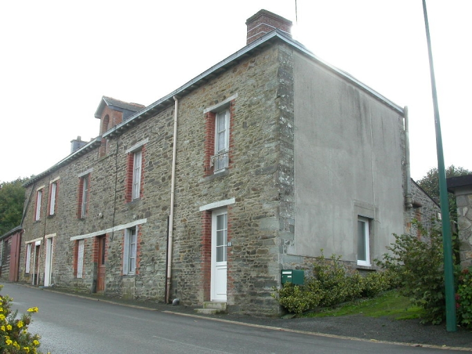 Vue générale ; Ancien commerce à la sortie du bourg