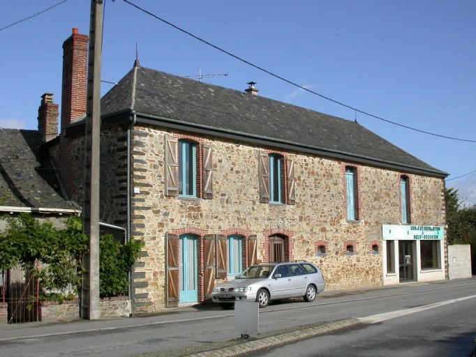 Vue générale ; Ancienne boutique du maréchal-ferrand