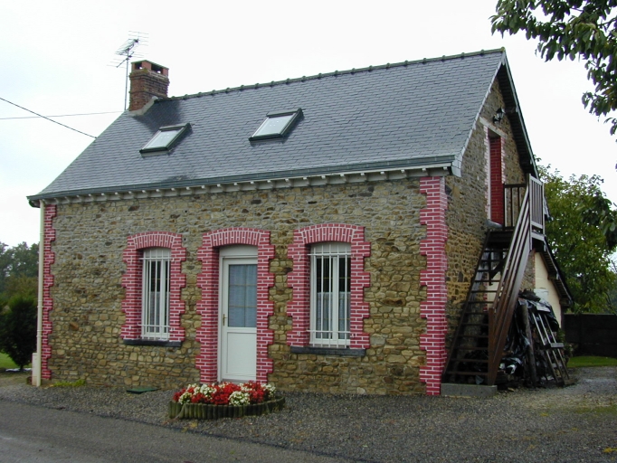 Bourg : maison élémentaire ; Vue générale de la maison ; Bourg : maison à deux pièces, 2e moitié 19e siècle