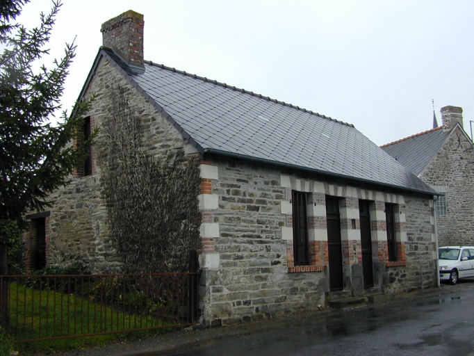 Maison présentant des encadrements en brique et pierre calcaire ; Façade sur rue de la maison ; Bourg : maison à encadrements en brique et en pierre calcaire