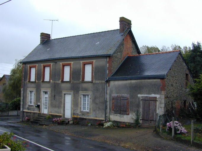 Immeuble dans le bourg ; Façade sur rue de l'immeuble ; Bourg : maison à plusieurs unités d'habitation ; Maison à plusieurs unités d'habitation juxtaposées et superposées