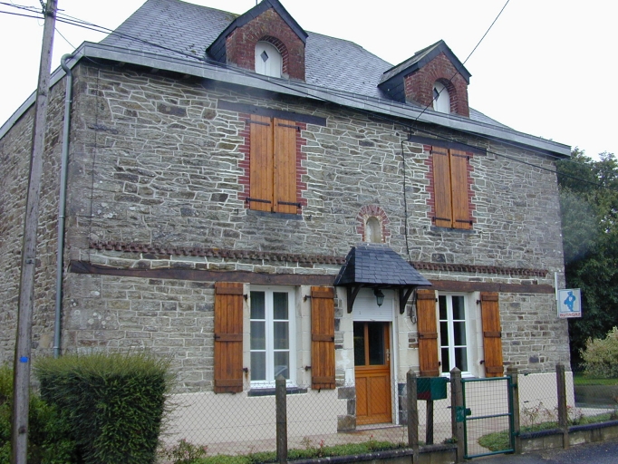 Vue générale de la façade sur rue ; La Rivière : maison à deux travées