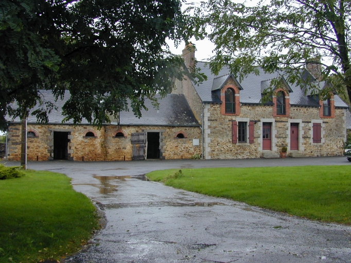 Ferme avec les dépendances en alignement ; Vue générale de la ferme