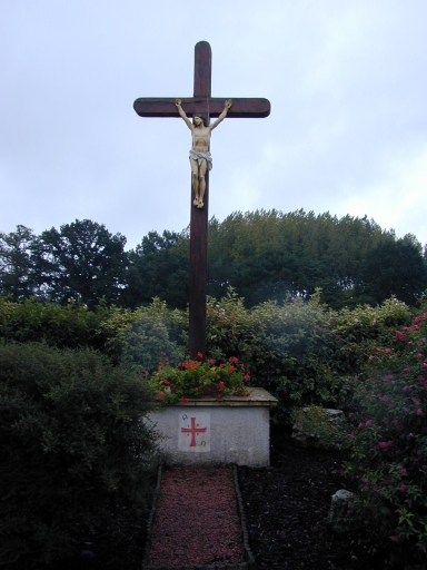 Vue générale de la croix ; Croix en bois : Le Jaunay