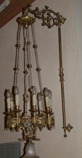 Ensemble d'un lustre d'église et de 2 porte-luminaire