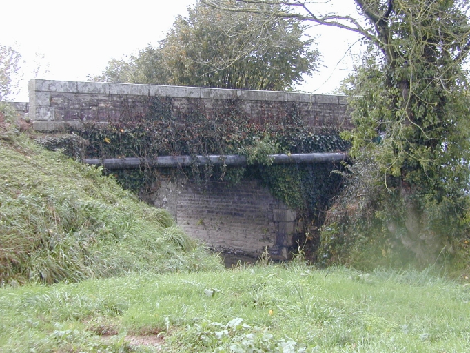 Pont enjambant la Rivière d'Ardennes à l'entrée du bourg ; Pont enjambant la Rivière d'Ardennes ; Pont enjambant la Rivière d'Ardennes à l'entrée du bourg