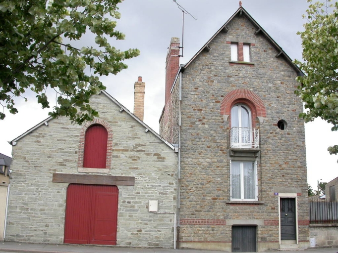 Vue générale est ; Maison de la place du Champ de Foire