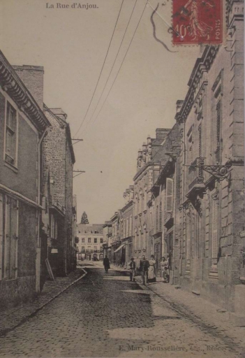 La maison sur une carte postale ancienne ; La rue sur une carte postale ancienne
