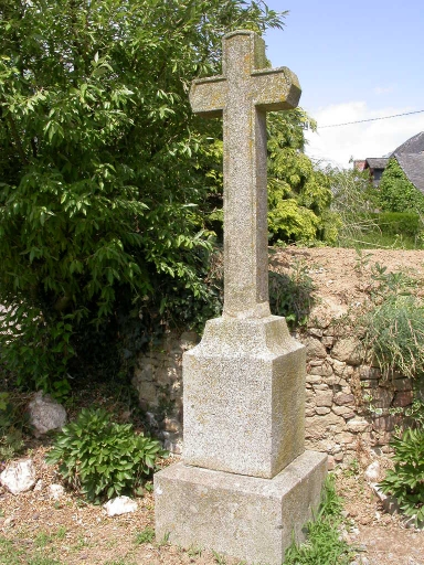 Vue de la croix ; Croix de chemin de Montflon