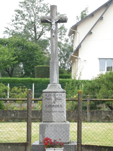 Vue générale ; Croix, rue du 14 juillet