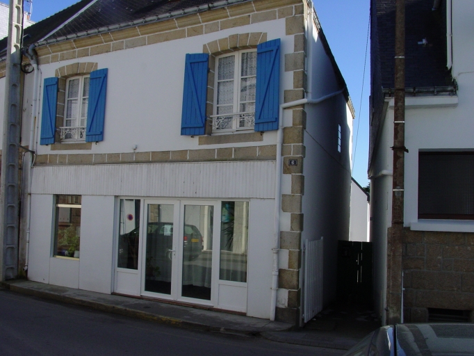 Vue générale nord ; 6 rue du Général Leclerc, maison vers 1840, avec passage latéral donnant accès au logis secondaire sur cour.