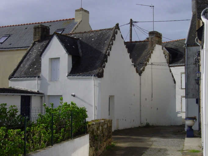 Vue générale nord-ouest ; Arrière du n°16 rue Ronarch (parcelle AK 50). Maison à pièce unique d'origine de la fin du 18e siècle.