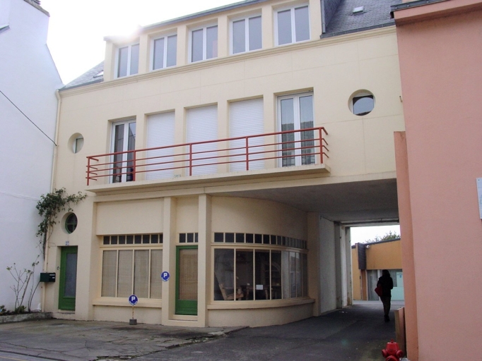 Vue générale ; 27 rue de la Libération, garage de réparation automobile et station service, datant des années 1950.