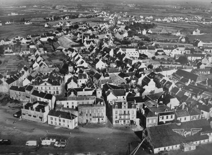 Vue aérienne sur la place des Thoniers. Carte postale vers 1955, éditions Gaby. Collection particulière. ; Carte postale vers 1955, éditions Gaby. Collection particulière. On voit la tour au sud de la cour, côté ruelle des Quais. ; Vue aérienne sur la place des Thoniers. Carte postale vers 1955, éditions Gaby. Collection particulière. ; Vue aérienne l'ensemble du bourg et, au premier plan, sur la place des Thoniers. Carte postale vers 1955, éditions Gaby. Collection particulière.