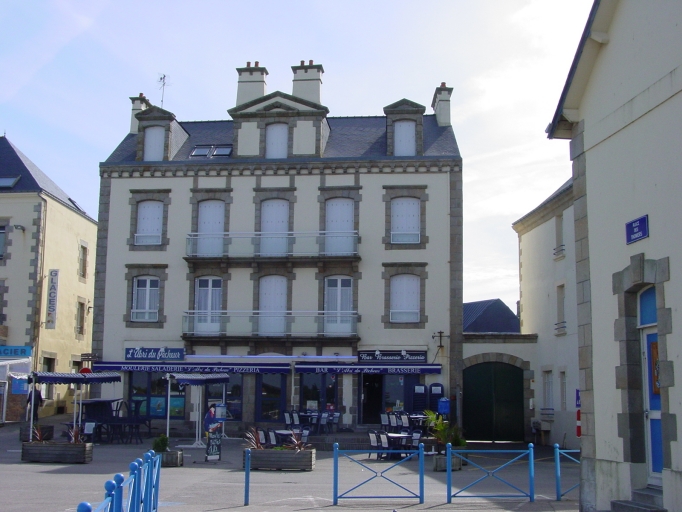 Vue générale ; Immeuble repéré (AK 1031), place des Thoniers.