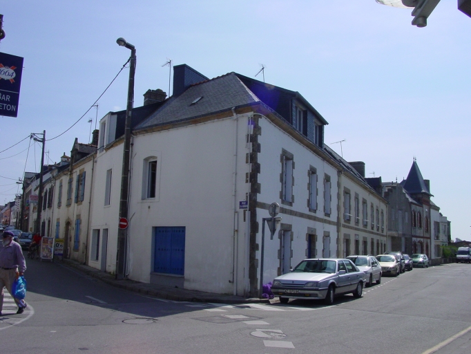 Vue générale sud-ouest ; 63 rue de la Libération. Maison ayant servie d'école libre pour filles dans la seconde moitié du 19e siècle (1885).