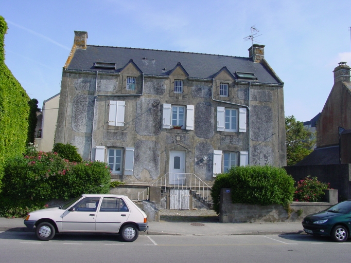7 place Saint-Louis, maison appartenant aux Bédex constructeurs de bateaux entre 1850-1870. Maison étudiée. ; Vue générale