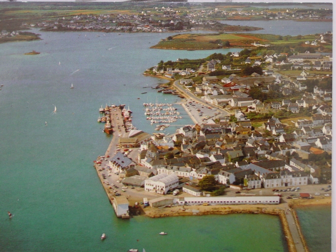 Vue aérienne depuis le sud. Carte postale des années 1970. ; Vue aérienne depuis le sud. Carte postale des années 1970.