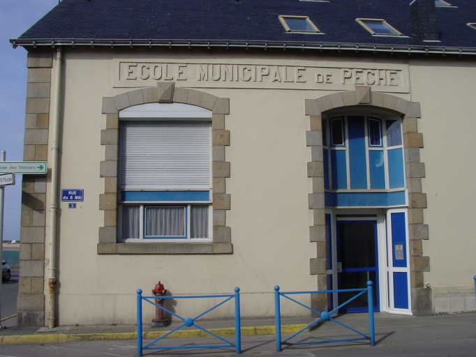 Façade est, rue du 8 Mai 1945 : partie dévolue à l'école de pêche entre 1936 et 1962. ; Ecole de pêche intégrée au bâtiment de la Criée, sur le port. Façade est, rue du 8 Mai 1945.